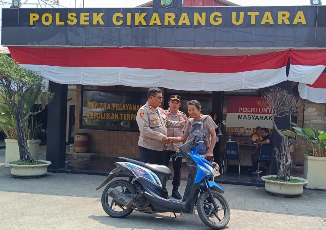Wakapolsek Cikarang Utara Serahkan Kembali Motor Temuan Kepada Pemiliknya, Wujud Pelayanan Prima dan Sinergi Masyarakat